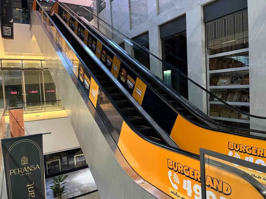 چاپ وینیل سفید روی پله برقی