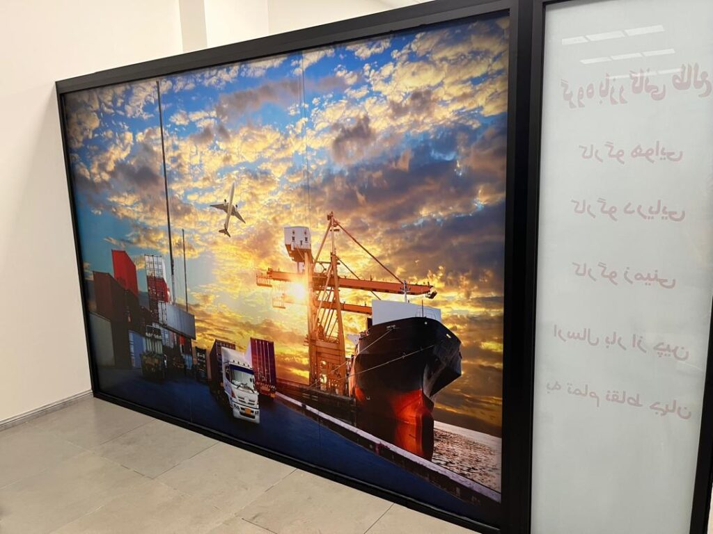 چاپ استیکر وینیل سفید روی خودرو برای تبلیغات شرکتی